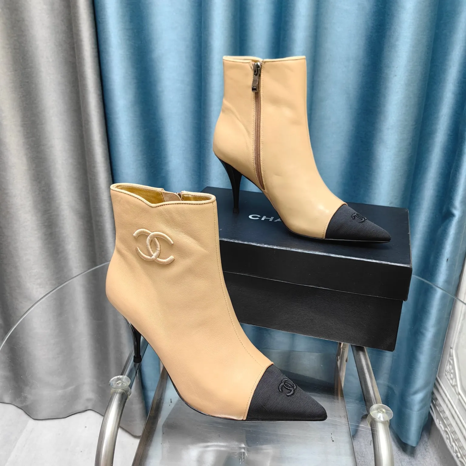 👟👟Ex-factory price 700👟👟Chanel 24B new pointed toe double C embroidered short boots Super handsome shoe shape😎 Cowhide upper, sheepskin lining, genuine leather outsole, 8cm heel height, Size: 35-39, other sizes can be customized